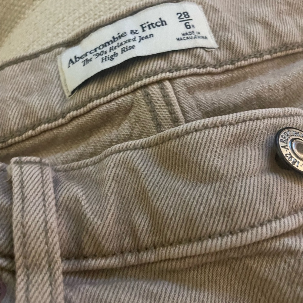 Abercrombie & Fitch Beige 90’s Relaxed Jeans High rise size 28/6 Regular